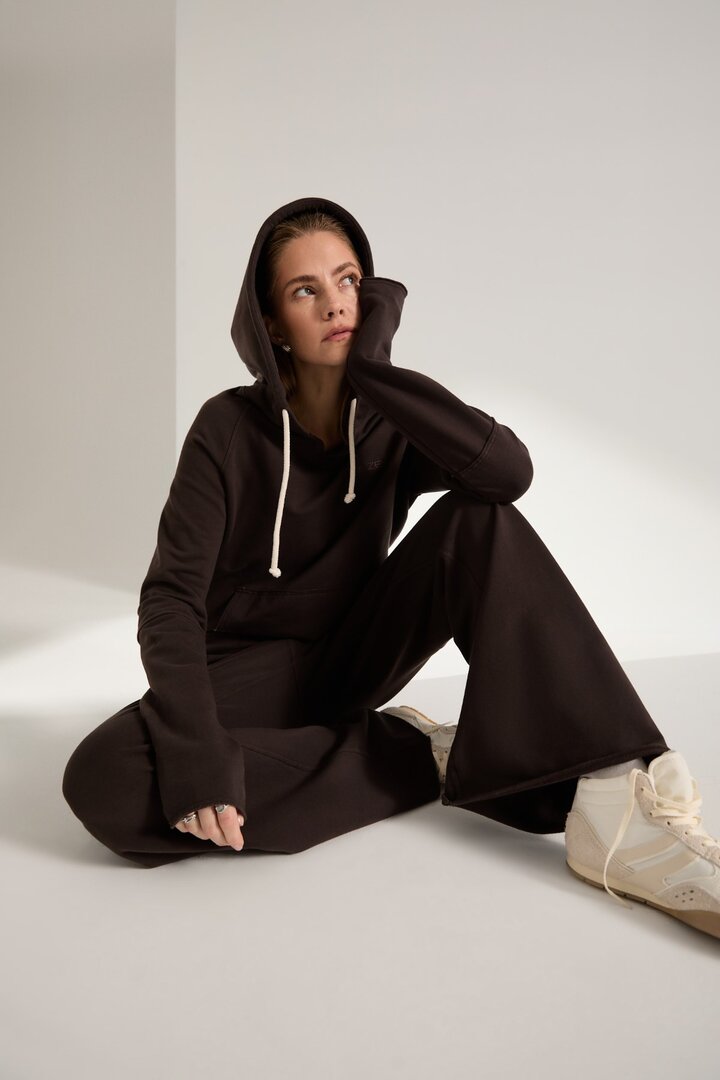 schokoladenfarbener-pullover-02-z czekoladowa-bluza-dresowa-02-z