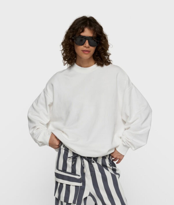 Biała bawełniana bluza oversize z aplikacją na plecach