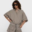 krotka-koszula-oversize-z-elastycznym-dolem-khaki-01