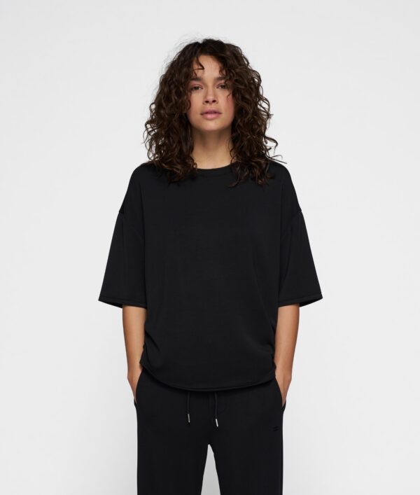 T-shirt oversize z lejącej tkaniny