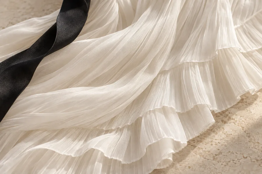 Detal jedwabiu i czarnej wstążki SILK CASCADE PURE