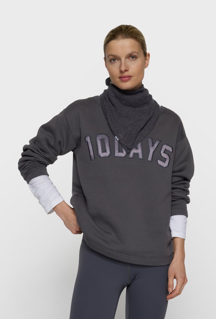 cropped-sweatshirt-with-a-striking-cut-01 krotka-bluza-o-efektownym-kroju-01