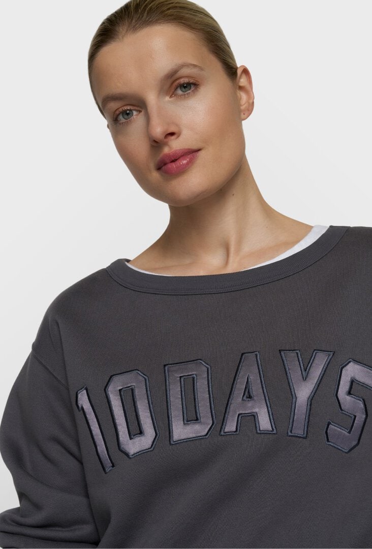 cropped-sweatshirt-with-a-striking-cut-02 krotka-bluza-o-efektownym-kroju-02