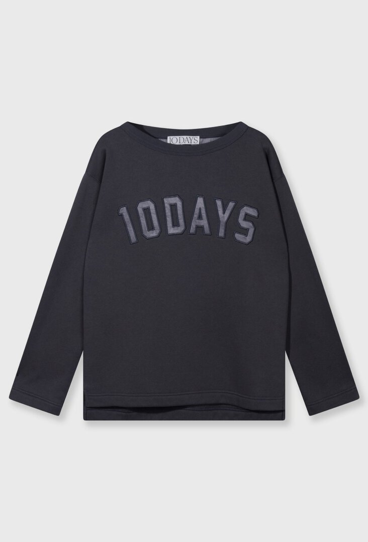 cropped-sweatshirt-with-a-striking-cut-03 krotka-bluza-o-efektownym-kroju-03