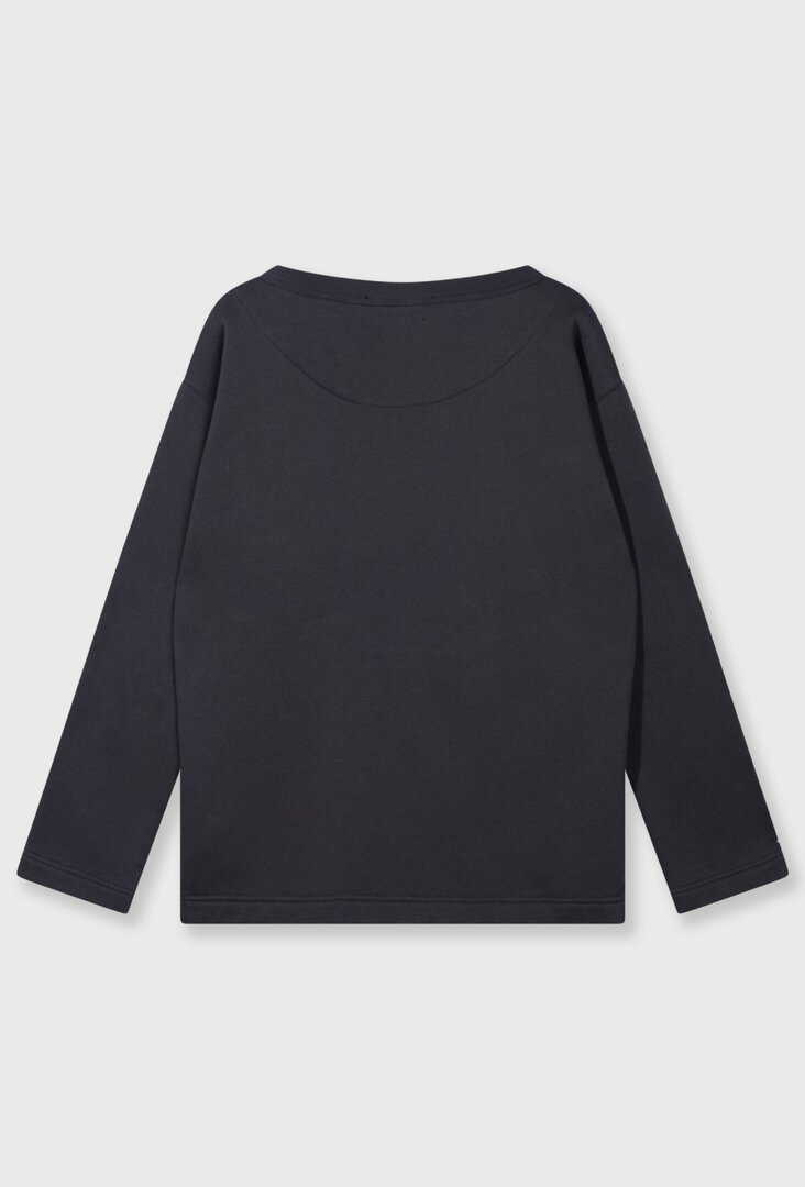 short-sweatshirt-with-a-striking-cut-04 krotka-bluza-o-efektownym-kroju-04
