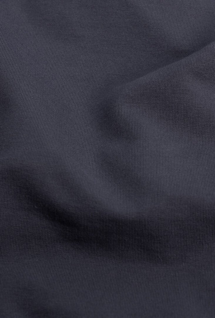 cropped sweatshirt with a striking design 05 krotka-bluza-o-efektownym-kroju-05